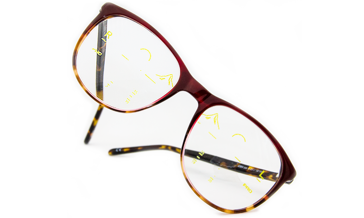 Brille mit Glas-Markierungen für Gleitsichtbrillen.